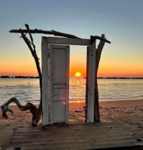 Crédit photo Pat Sevrian MJL, Laisse la porte ouverte, je regarde le coucher du soleilArticle de blog : Revenir à l’essentiel, là où tout commence par Sylvie Côté La Passionnatrice