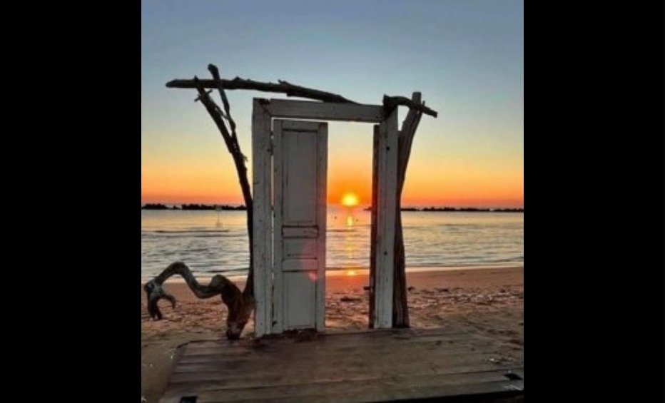 Crédit photo Pat Sevrian MJL, Laisse la porte ouverte, je regarde le coucher du soleil
